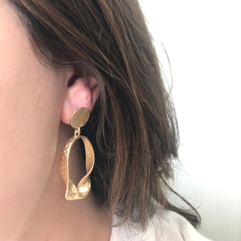 NWOT Drop Hoop with a Twist Earrings - Picture 4 of 4